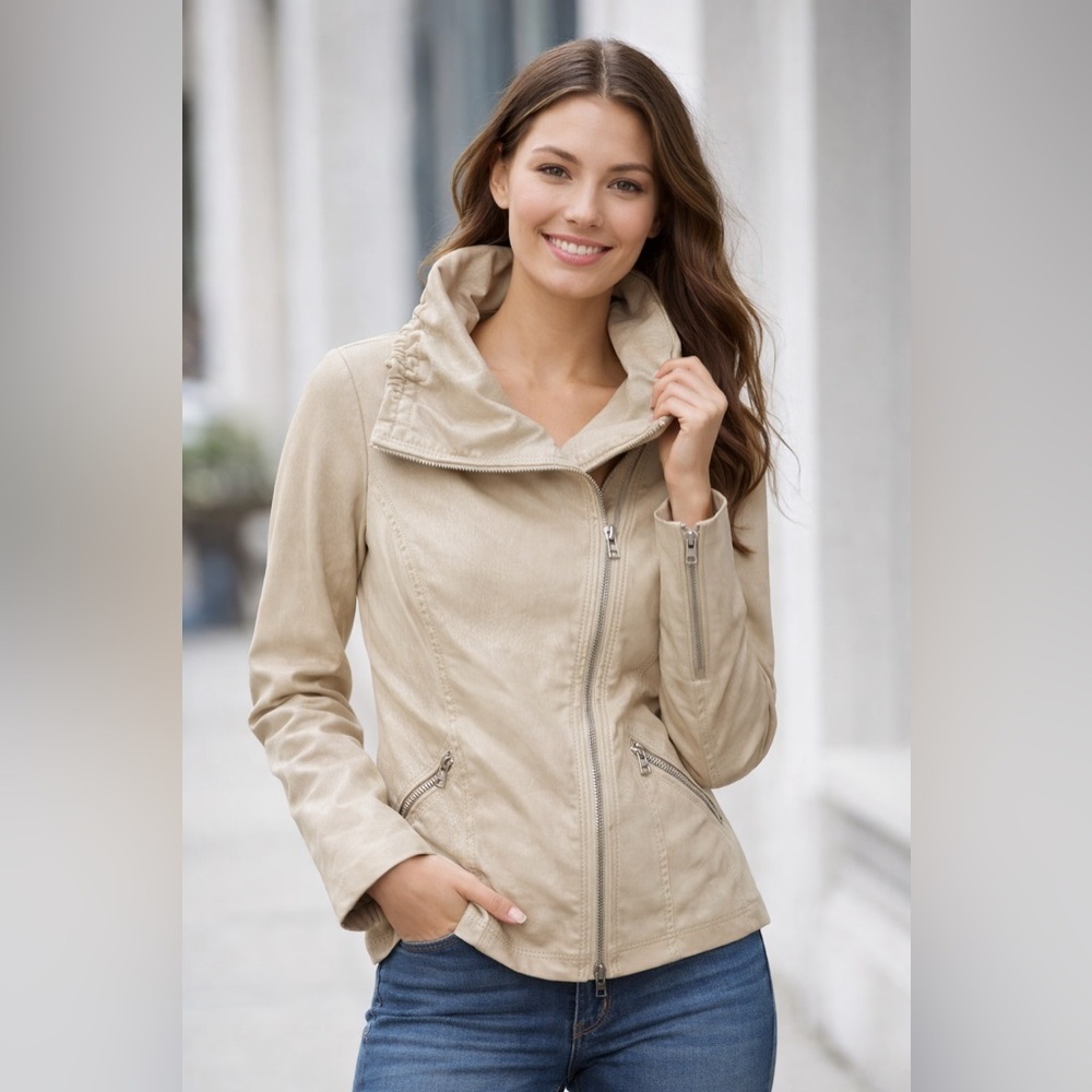 Danier Women's Light Tan Leather Jacket extra small